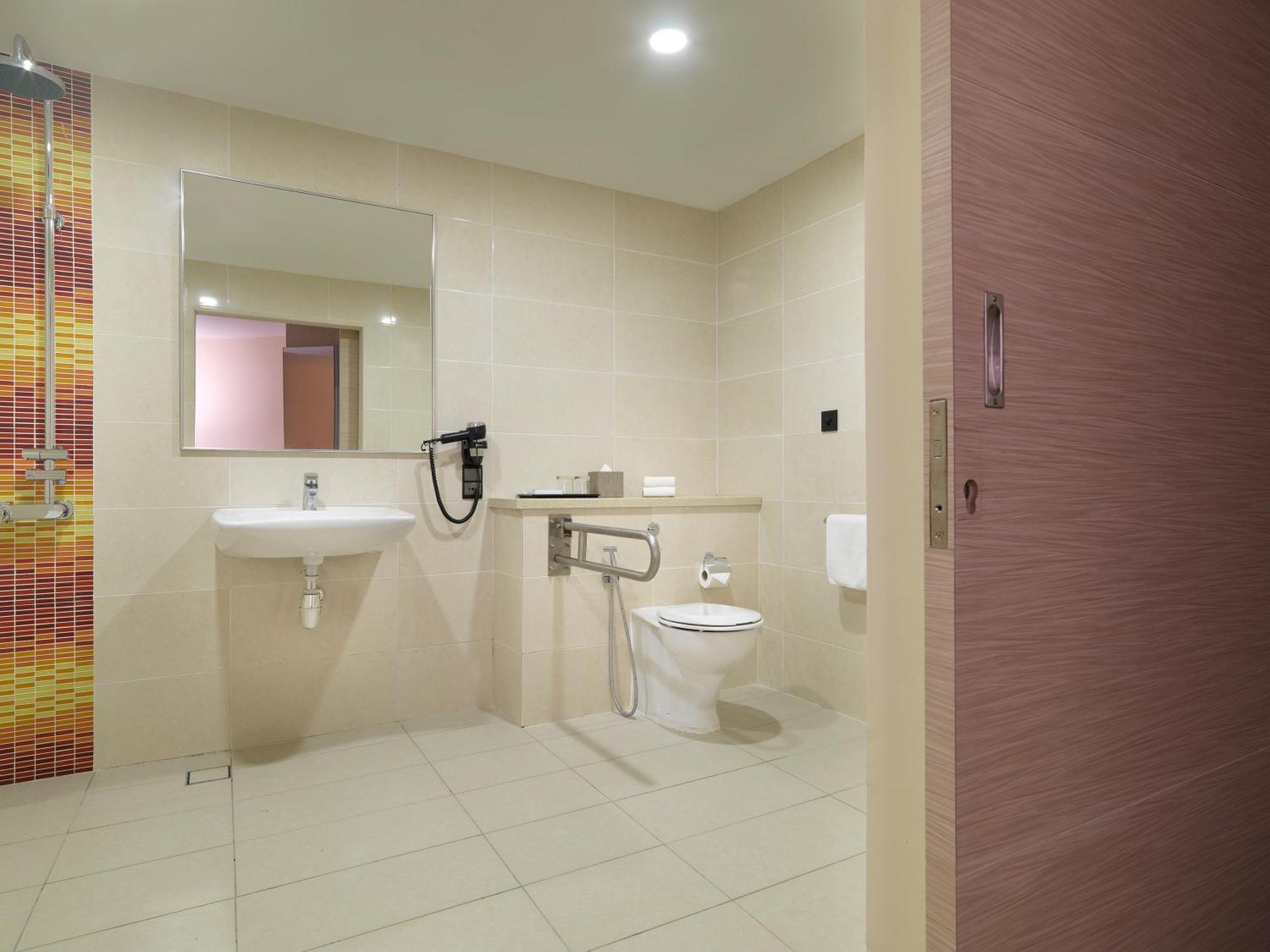 Sama-Sama Express Klia Terminal 2 - Airside Transit Hotel Sepang Exterior photo